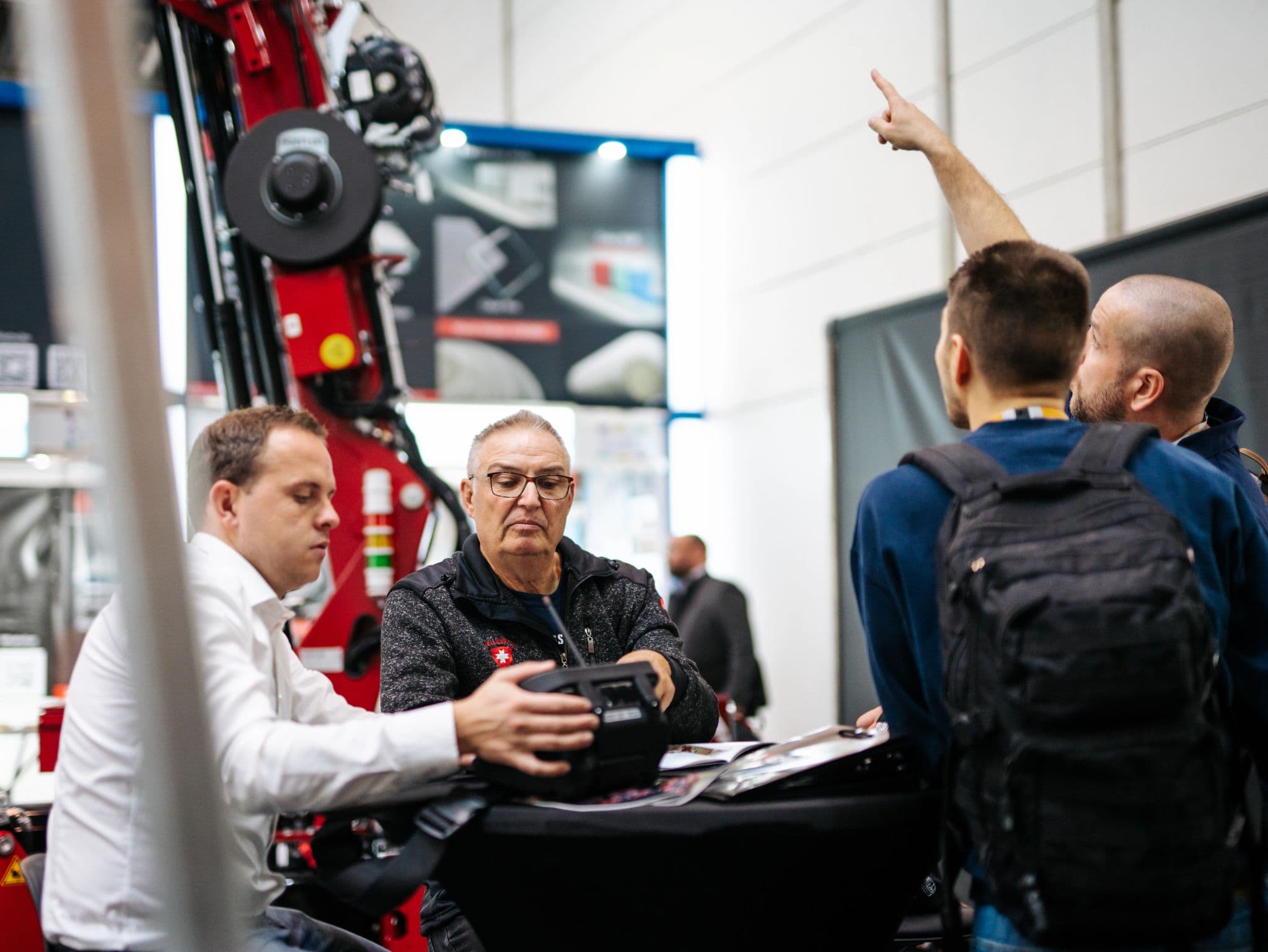 Diskussion am Hoeflon-Stand auf einer Messe.