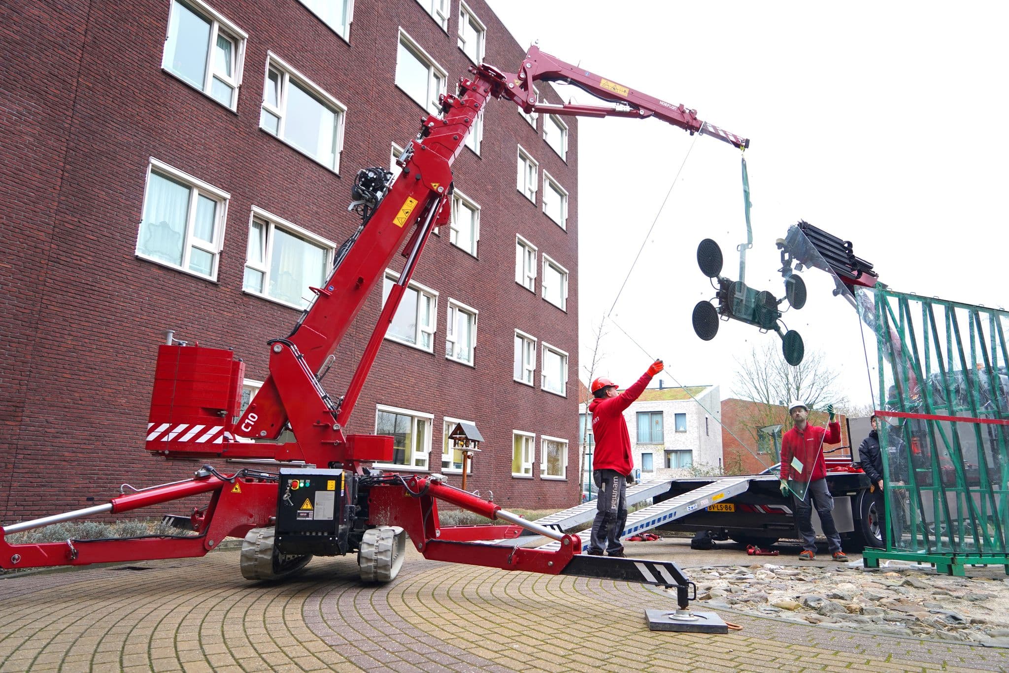 Hoeflon C10 in Aktion mit dem Glassauger.
