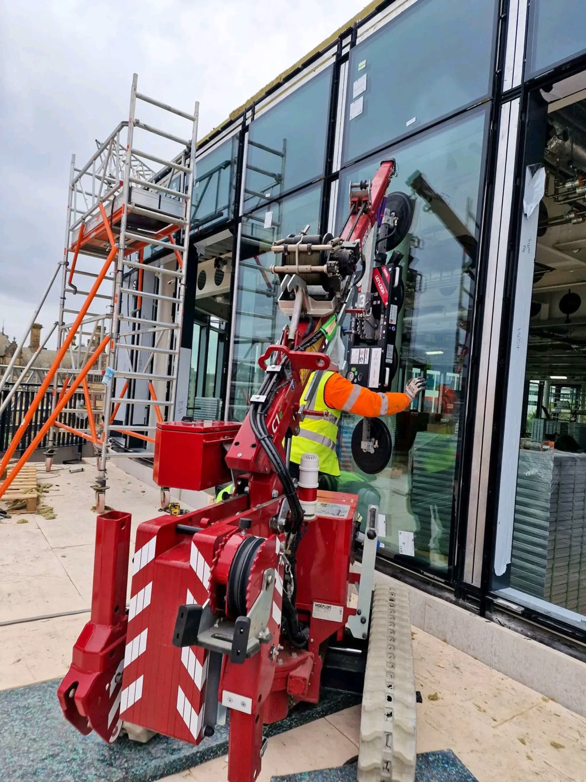 Hoeflon C1e mit Glassauger bei der Arbeit in England.