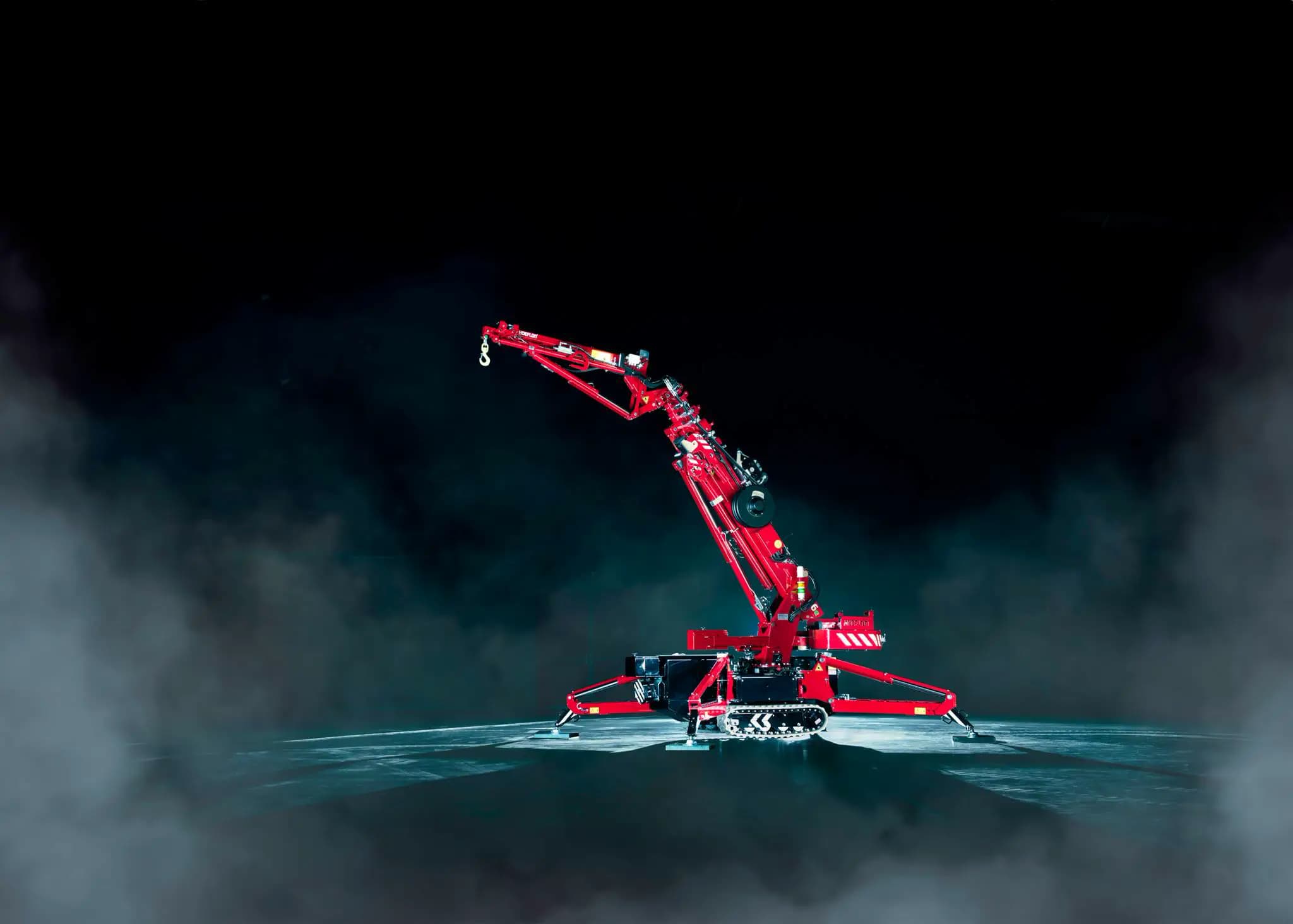 Hoeflon C6e aufrecht, dunkler Hintergrund mit Rauch.