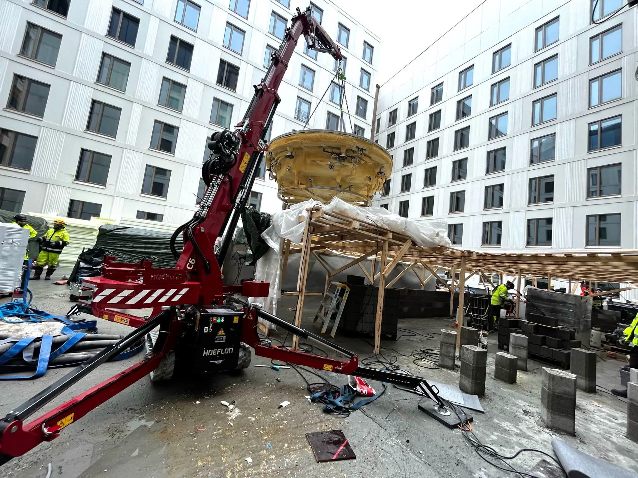 Hoeflon Kran hebt Objekt auf der Baustelle.