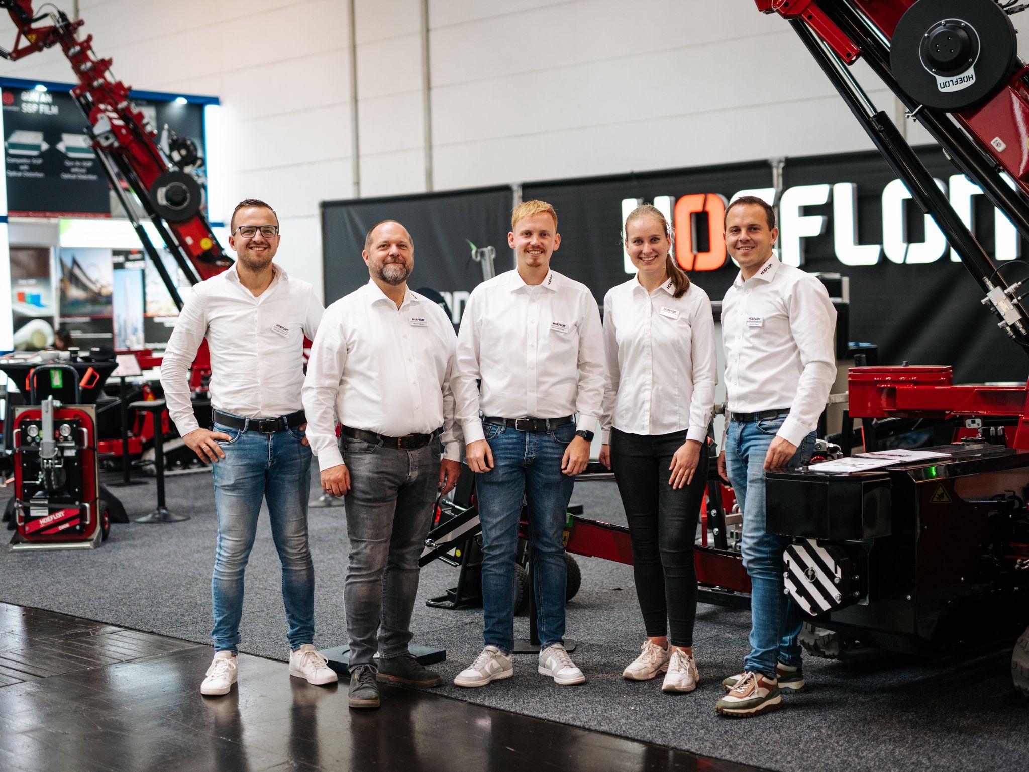 Hoeflon-Teammitglieder auf der Glasstec-Messe.