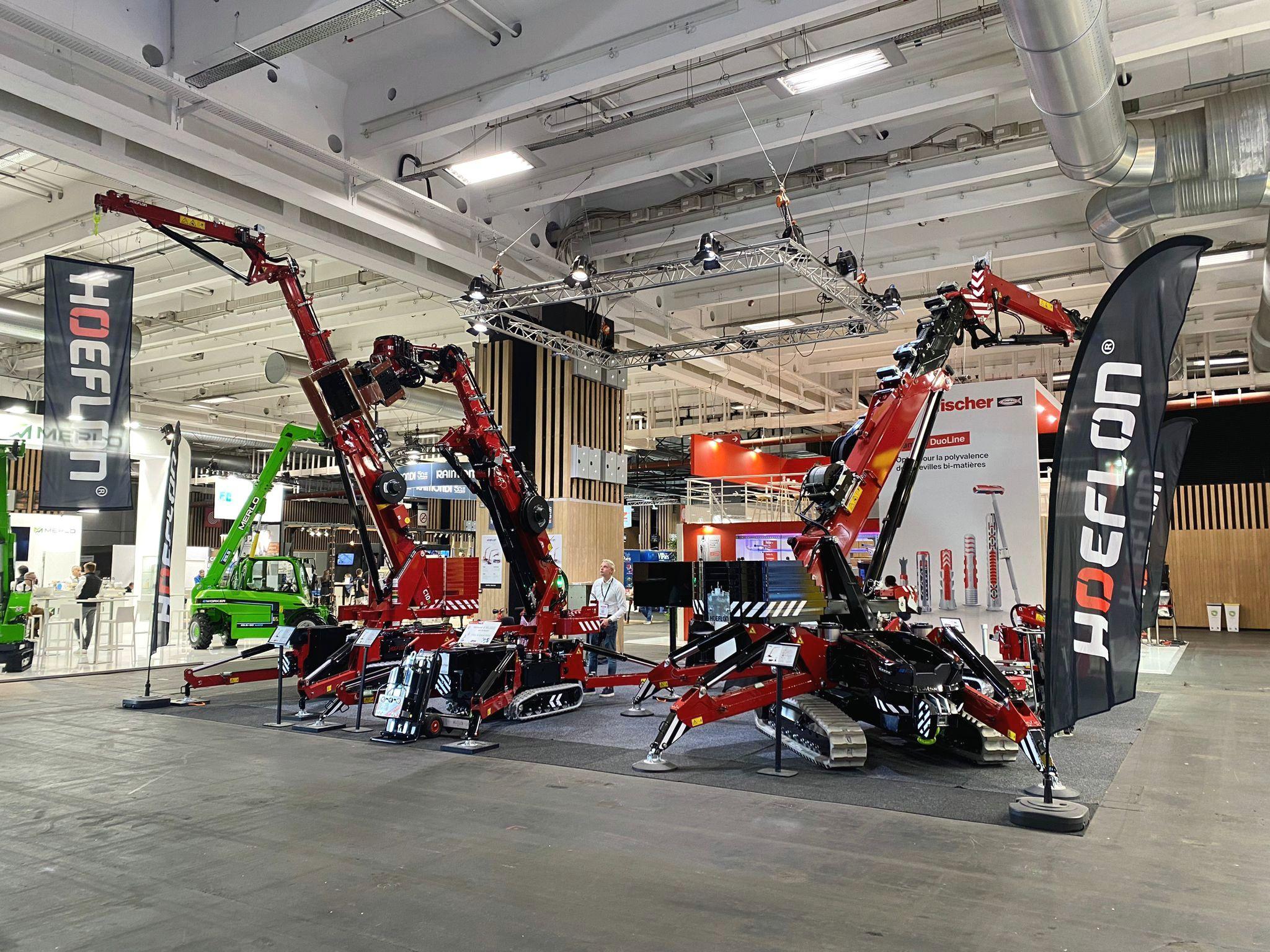 Hoeflon Krane auf einem Messestand während der Batimat 2024.