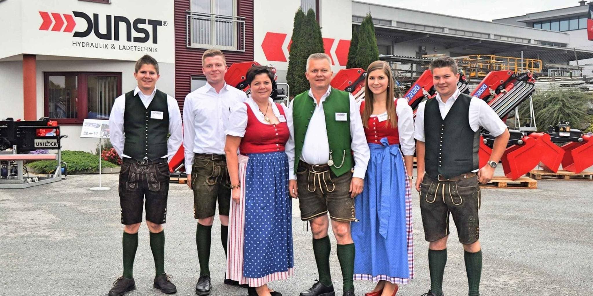 Teammitglieder von Dunst in traditioneller Tracht.