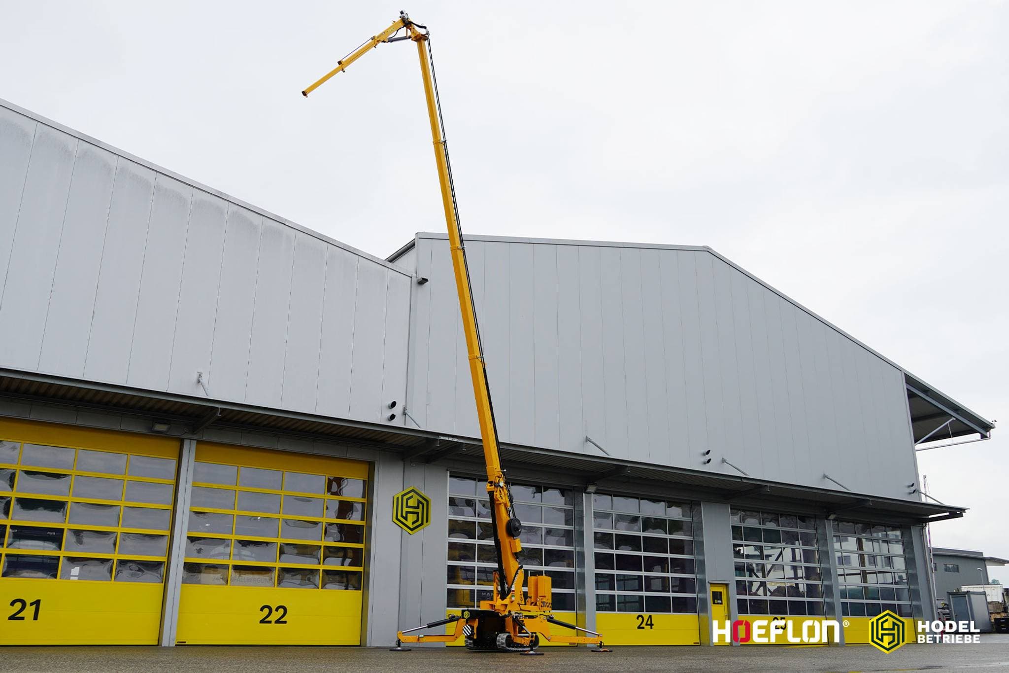 Hoeflon C10e Raupenkran mit hohem Ausleger für ein Gebäude.