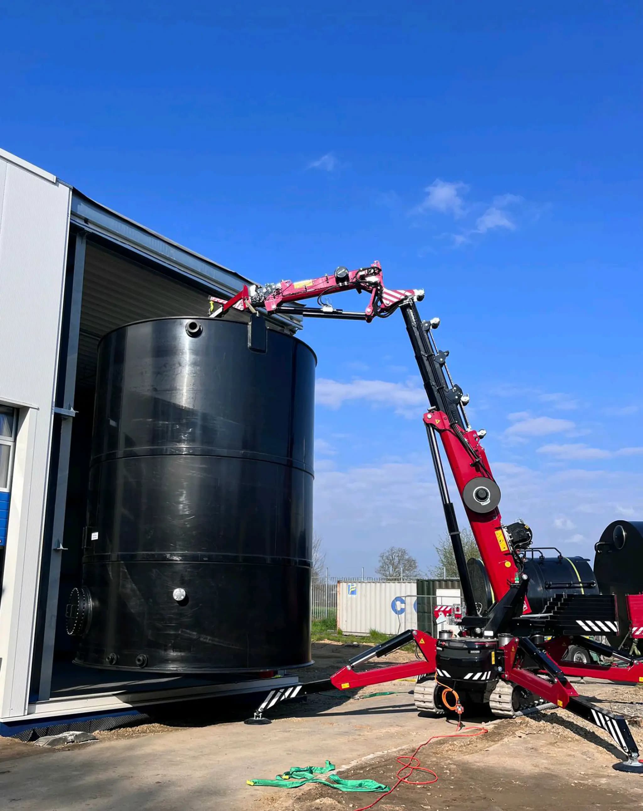 Hoeflon C30e platziert einen Silotank.